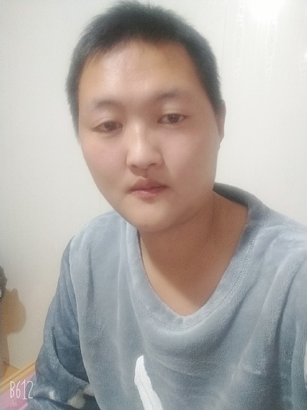 烟圈里透着伤的第一张照片--柳州相亲服务中心