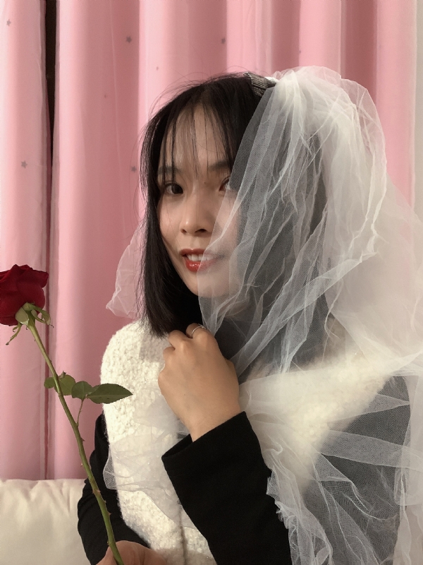 持紫菜包饭的女孩的第一张照片--柳州相亲服务中心